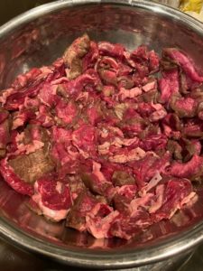 家庭でも簡単に作れる干し肉（塩漬け肉）の作り方