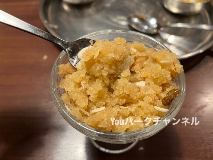 ハルヴァ(セモリナ粉に牛乳、バター、砂糖、ナッツを加え火にかけ練り上げる温かいデザート)2