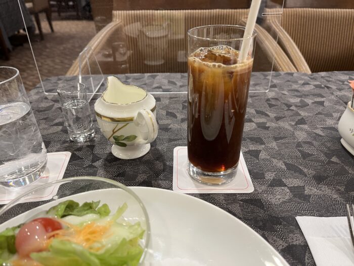 大阪新阪急ホテル、ティーラウンジ　ブリアンのコーヒーとサラダ