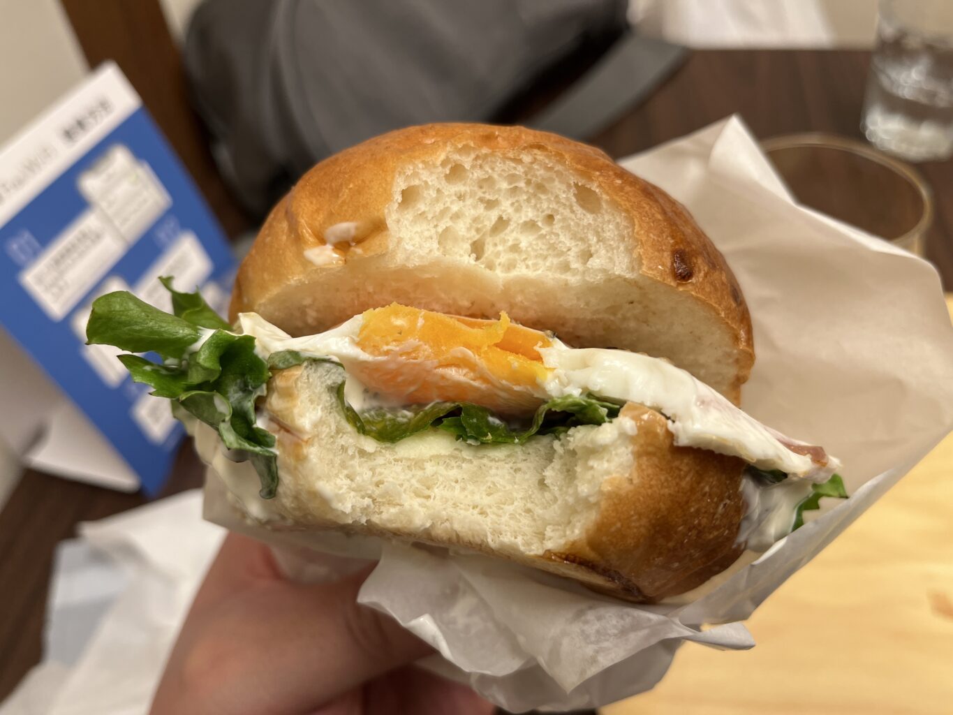 特製タルタルソースとハムエッグがサンドされてます。ボリューム満点